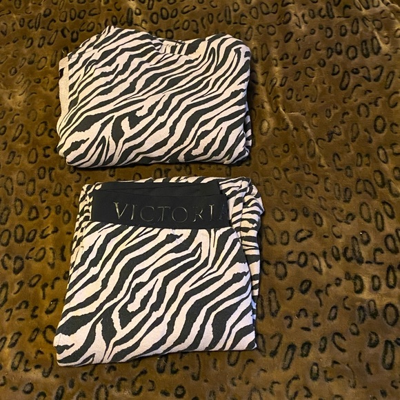 Victoria’s Secret Sweat Outfit cropped top and joggers. Black/cream zebra size M - Picture 9 of 10